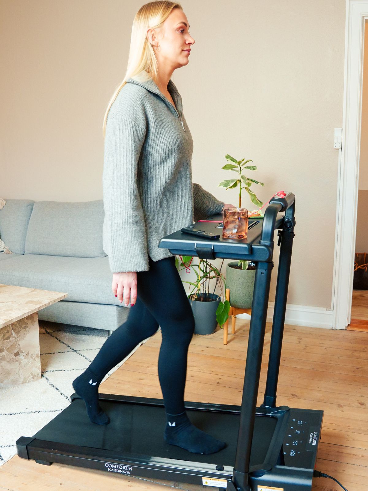 Kvinna på Comforth MotionPro gåband